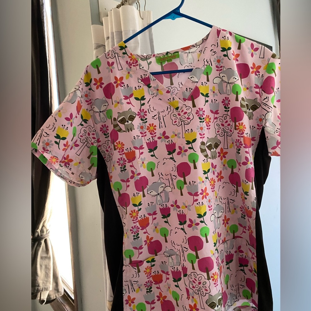 Size large scrub top